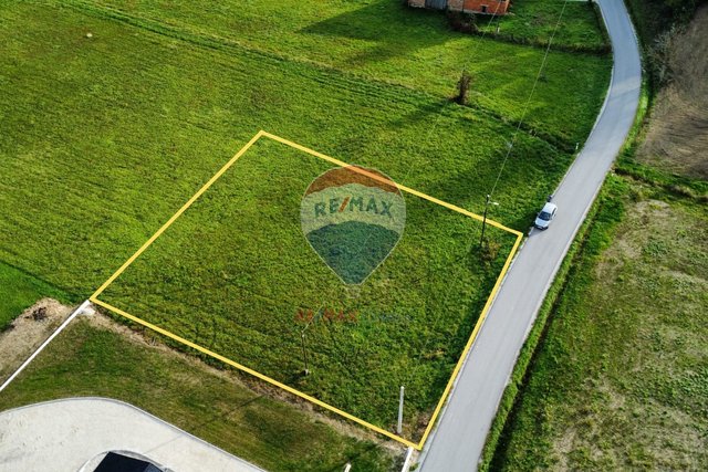 BUILDING LAND 1000 m2, WITH MAIN PROJECT AND BUILDING PERMIT FOR A HOUSE, GUBAŠEVO