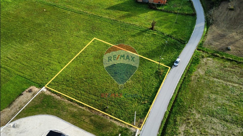 BUILDING LAND 1000 m2, WITH MAIN PROJECT AND BUILDING PERMIT FOR A HOUSE, GUBAŠEVO