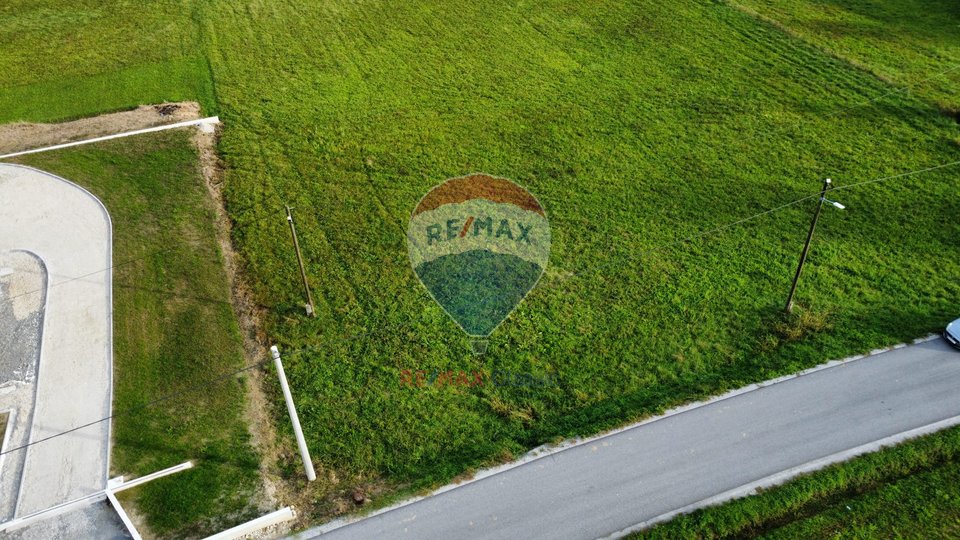 BUILDING LAND 1000 m2, WITH MAIN PROJECT AND BUILDING PERMIT FOR A HOUSE, GUBAŠEVO